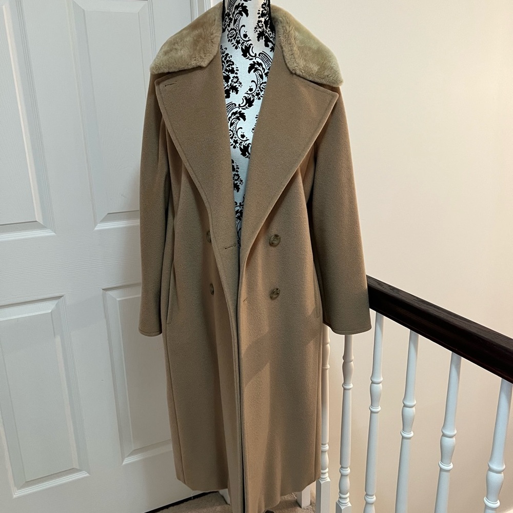 MaxMara Vintage Women's Tan Coat with Fur Collar. 100% virgin wool.